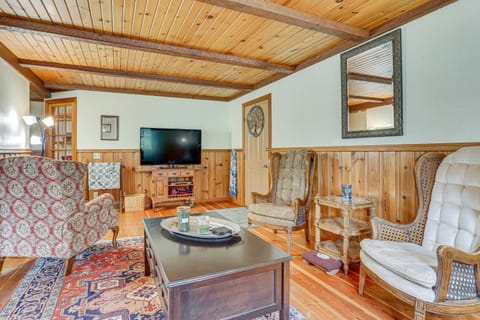 Near Mississippi River! Countryside Family Retreat House in Iowa