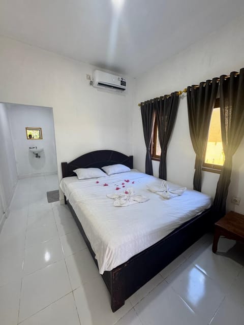 Bed, Photo of the whole room, Bedroom, air conditioner