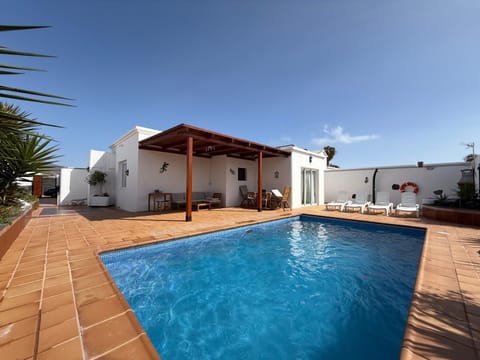 Property building, Patio, Day, Pool view, Swimming pool, sunbed