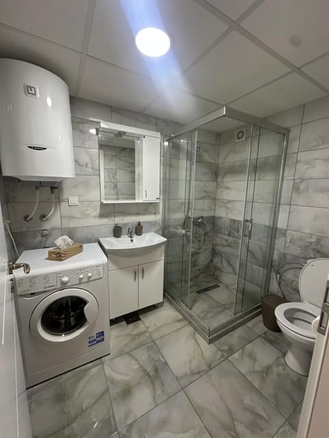 Toilet, Bathroom, towels, washing machine, dryer