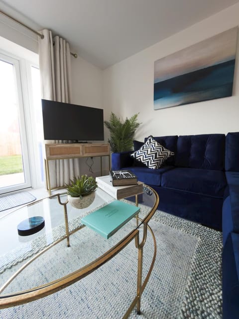 Communal lounge/ TV room, TV and multimedia, Living room, Seating area, Evening entertainment