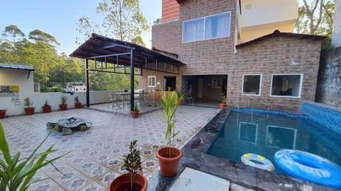 Property building, Patio, Day, Pool view, Swimming pool, sunbed