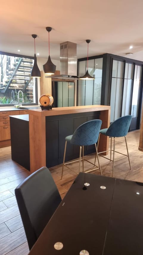 Kitchen or kitchenette, Dining area