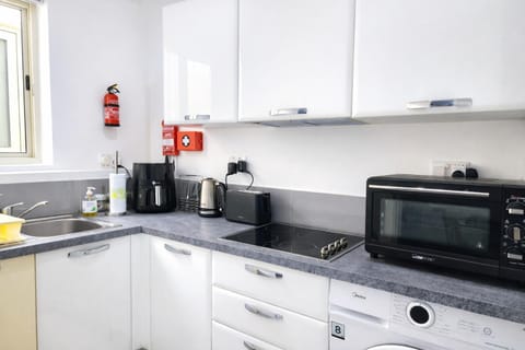 Coffee/tea facilities, Kitchen or kitchenette, dishwasher, microwave, oven, stove, toaster, washing machine