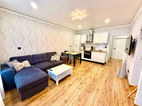 TV and multimedia, Kitchen or kitchenette, Living room, Seating area, stove