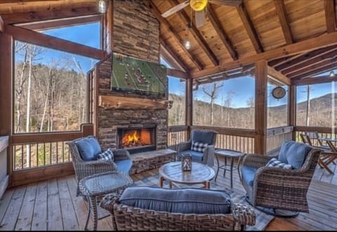 Blue Creek Lodge, Mtn Views, Hot Tub, Game Room House in Union County
