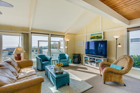 Ocean Views and Short Walk to Sandy Beach! Changes in Attitude House in Waldport