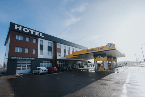 Property building, Day, Property logo or sign, Logo/Certificate/Sign, Location, Certificate/Award, Parking