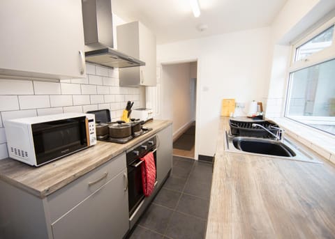 Modern 3-Bed House - Stoke on Trent Apartment in Newcastle-under-Lyme