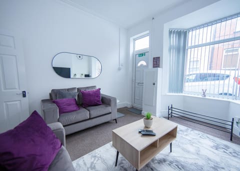 Modern 3-Bed House - Stoke on Trent Apartment in Newcastle-under-Lyme