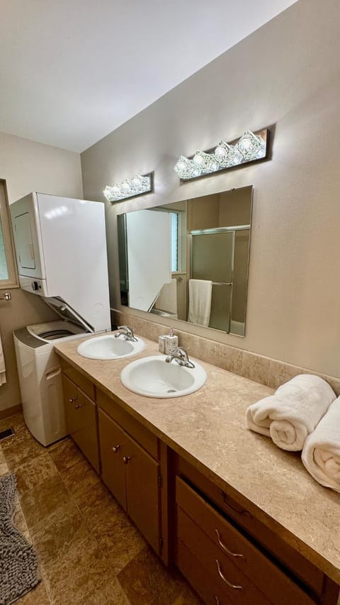 Spacious 4BR Retreat Near Idaho Falls Airport House in Idaho Falls