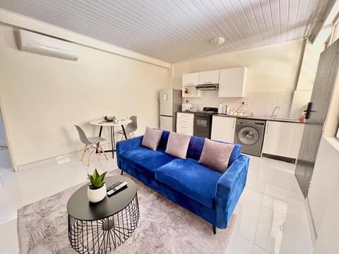Kitchen or kitchenette, Living room, Seating area, Dining area, oven, air conditioner