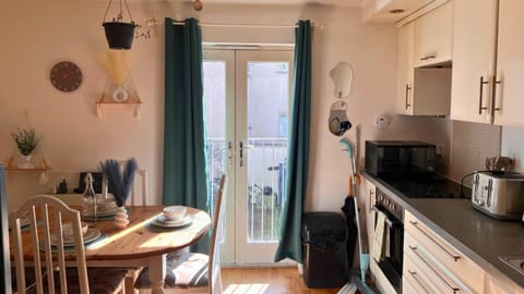 Coffee/tea facilities, Kitchen or kitchenette, Dining area, toaster