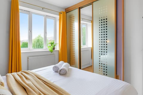 Bed, Photo of the whole room, Bedroom, towels