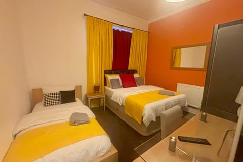 2 Bed Apartment-Sleeps 7-Free Parking Apartment in Birmingham