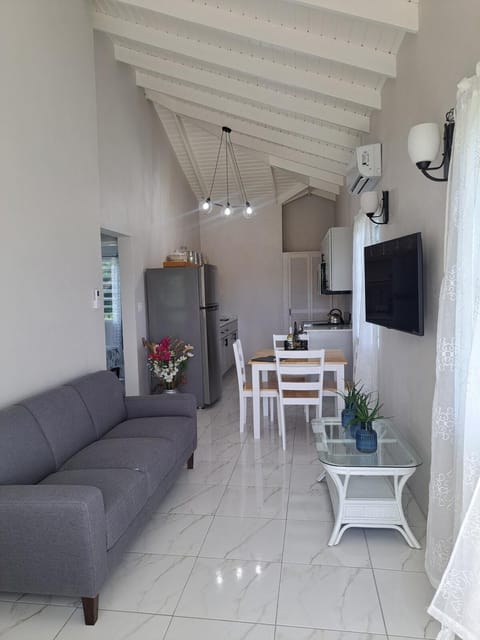 TV and multimedia, Kitchen or kitchenette, Living room, Seating area