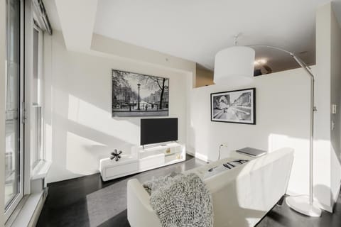 Chic & Modern Apartment In The Heart Of Downtown Apartment in Victoria