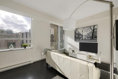 Chic & Modern Apartment In The Heart Of Downtown Apartment in Victoria