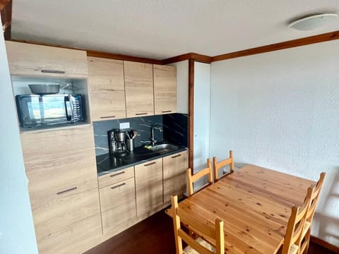 Appartement accueillant pour 6 avec balcon et parking proche des pistes - FR-1-814-160 Apartment in Besse-et-Saint-Anastaise