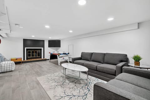 Greenway Getaway-Private Huge outdoor fun, Game,Navy House in Waukegan