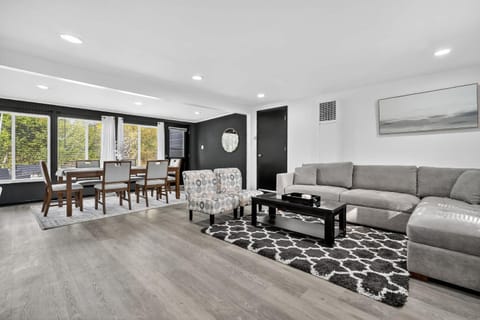 Greenway Getaway-Private Huge outdoor fun, Game,Navy House in Waukegan