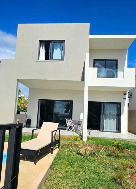 Property building, Garden, Balcony/Terrace, Seating area, Garden view, sunbed