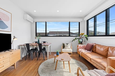 TV and multimedia, Living room, Seating area, Dining area, Evening entertainment, air conditioner