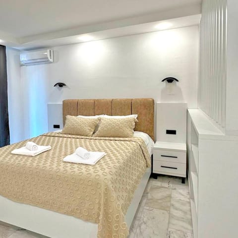 Bed, Photo of the whole room, Bedroom, towels, air conditioner