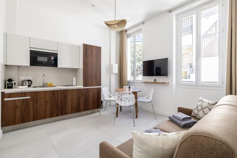 TV and multimedia, Kitchen or kitchenette, Living room, Seating area, Dining area