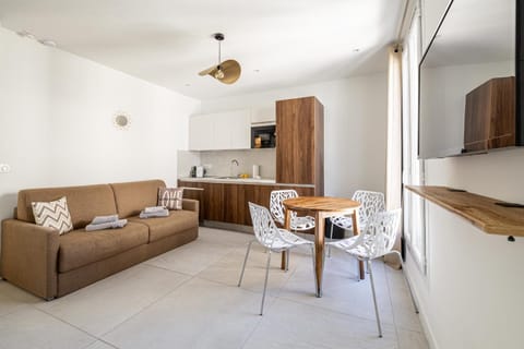 TV and multimedia, Kitchen or kitchenette, Living room, Seating area, Dining area
