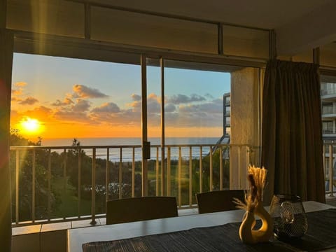 Natural landscape, View (from property/room), Balcony/Terrace, Dining area, Sea view, Sunrise, Sunset