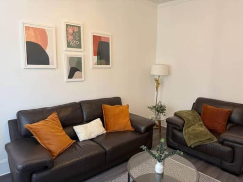 2BR Flat with Parking Near Glasgow Green and Parks Apartment in Glasgow