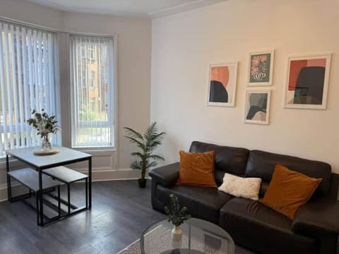 2BR Flat with Parking Near Glasgow Green and Parks Apartment in Glasgow