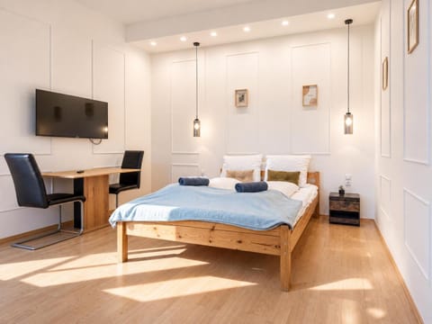Bed, TV and multimedia, Seating area, Bedroom, towels