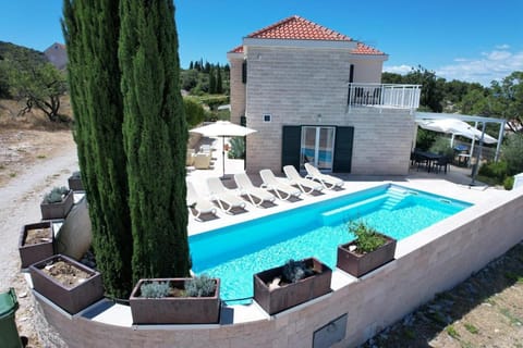 Property building, Patio, Day, Garden, Garden view, Pool view, Swimming pool, sunbed