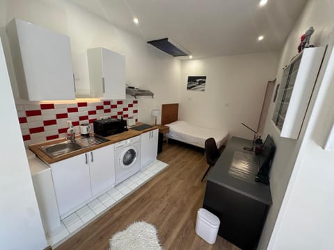 Kitchen or kitchenette, oven, washing machine