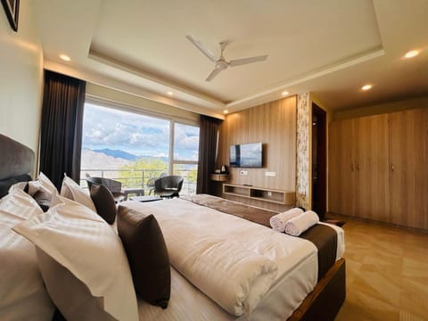 Communal lounge/ TV room, Bed, Natural landscape, TV and multimedia, Living room, Photo of the whole room, Seating area, Evening entertainment, Bedroom, Mountain view, fireplace