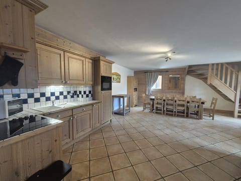 Kitchen or kitchenette, Dining area, stove