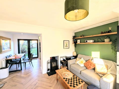 Newly Refurbished 3 Bed House with 2-Sided Wood Burner and Garden in Edinburgh House in Edinburgh