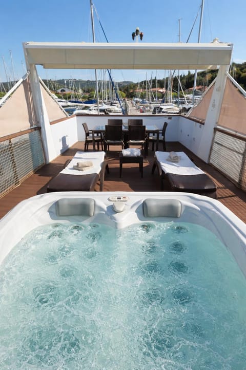 Patio, Day, Hot Tub, View (from property/room), Balcony/Terrace, sunbed