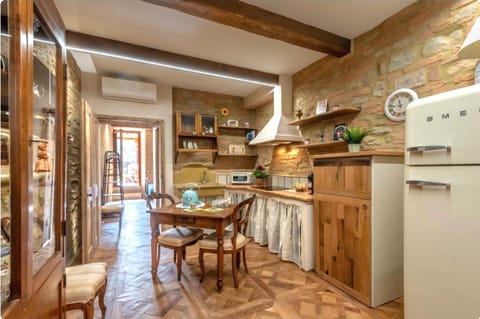 Kitchen or kitchenette, Dining area, minibar, oven, stove