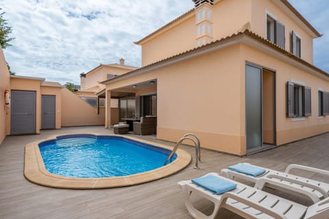 Property building, Patio, Day, Swimming pool, sunbed