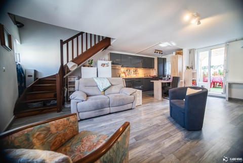 Kitchen or kitchenette, Seating area