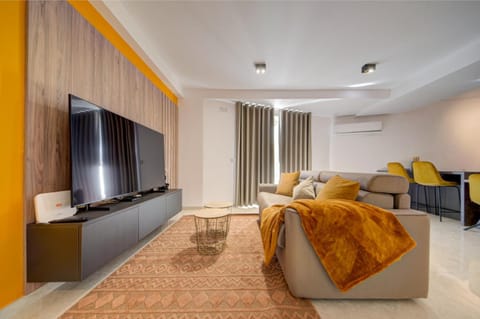 TV and multimedia, Living room, Seating area, Evening entertainment