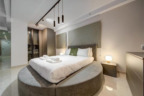 Bed, Photo of the whole room, Bedroom, towels