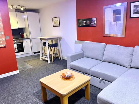 Kitchen or kitchenette, Living room, Seating area, Dining area, minibar, oven, stove