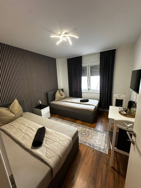 Bed, TV and multimedia, Photo of the whole room, Seating area, Bedroom, towels
