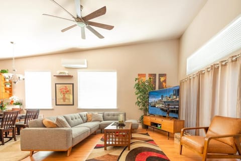 Communal lounge/ TV room, TV and multimedia, Living room, Seating area, air conditioner