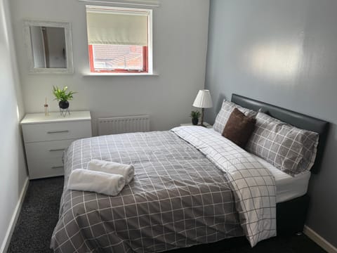 Bed, Photo of the whole room, Bedroom, towels