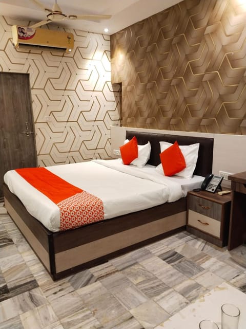 Bed, Living room, Photo of the whole room, Seating area, Bedroom